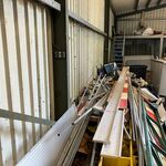 Partij met verkeersmateriaal en schroot
